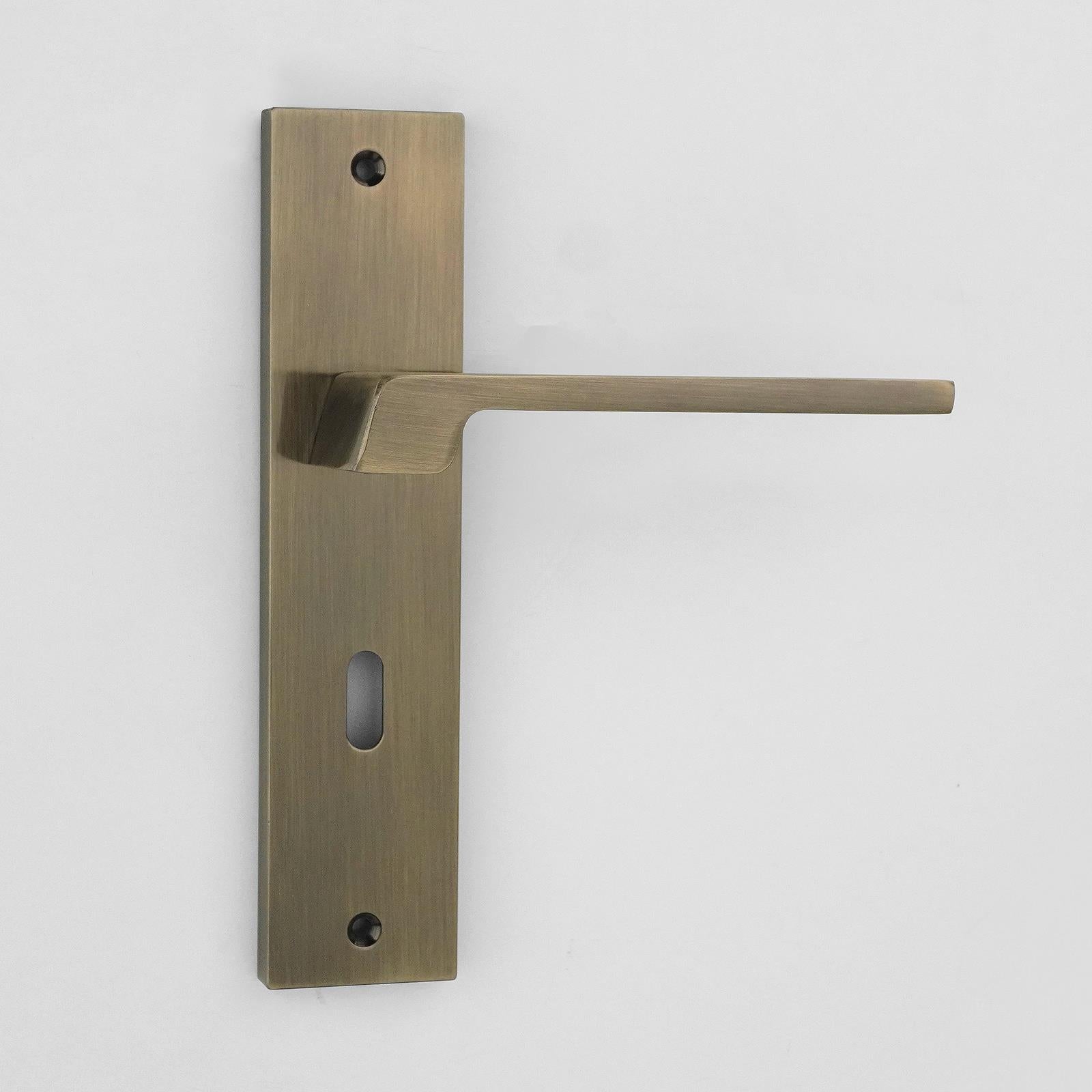 Spectra Door Handle on Backplate - Key Hole - Antique Brass